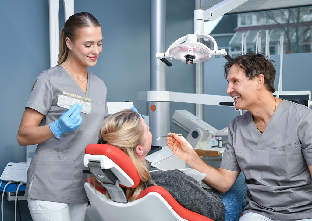 Tannlege og pasient i moderne behandlingsrom hos Drammen Tannlegesenter, med fokus på trygg og profesjonell tannbehandling.